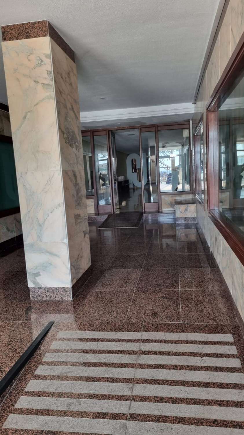 LEID FOR LANGSIKTIG fra 09.01.2026 PRAKTFULL LEILIGHET MED HAVUTSIKT PÅ FØRSTE LINJE AV STRANDEN I LOS BOLICHES