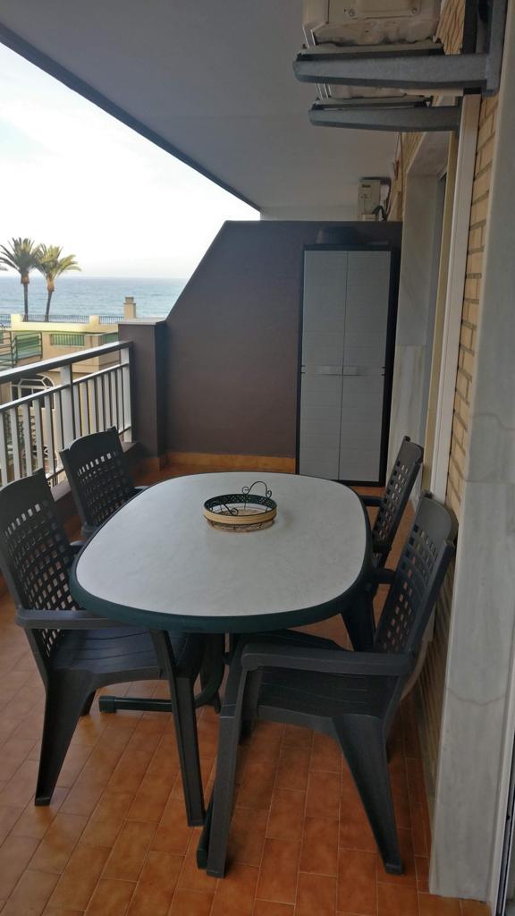 LEID FOR LANGSIKTIG fra 09.01.2026 PRAKTFULL LEILIGHET MED HAVUTSIKT PÅ FØRSTE LINJE AV STRANDEN I LOS BOLICHES