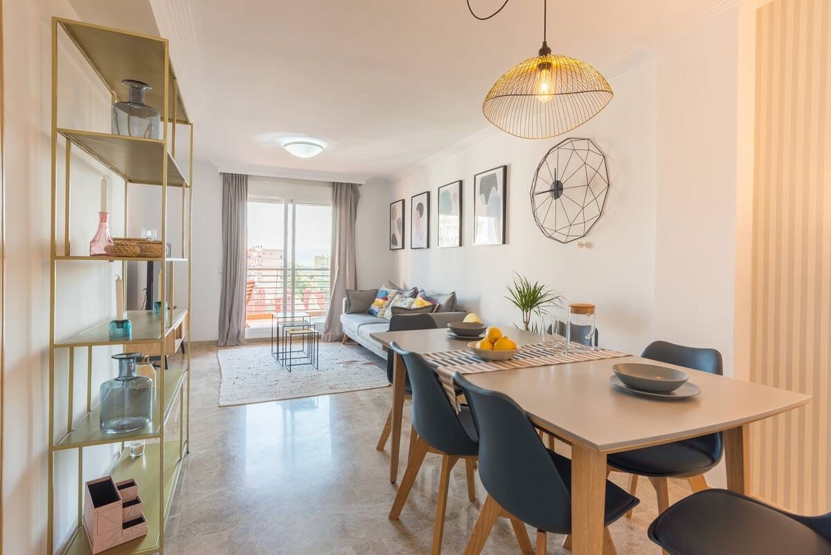 Praktfull duplex-penthouse med havutsikt og 3 terrasser til salgs i Benalmadena nær Puerto Marina