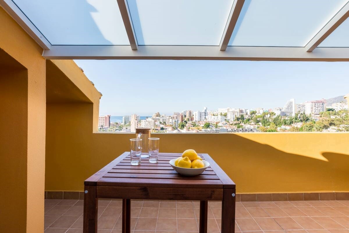 Praktfull duplex-penthouse med havutsikt og 3 terrasser til salgs i Benalmadena nær Puerto Marina