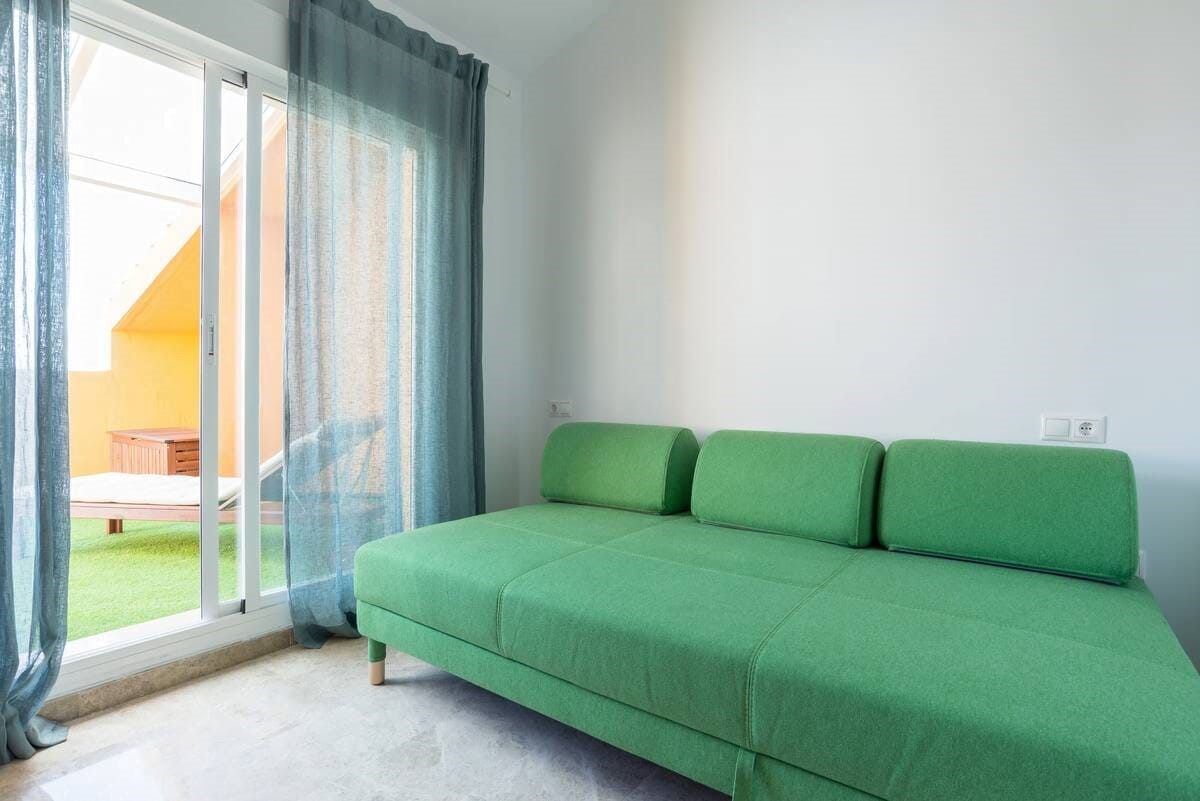 Praktfull duplex-penthouse med havutsikt og 3 terrasser til salgs i Benalmadena nær Puerto Marina