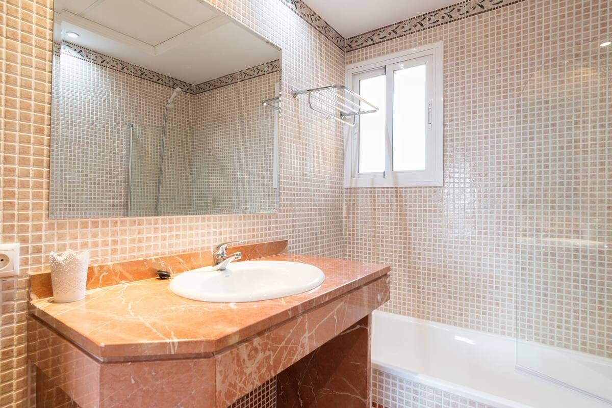 Praktfull duplex-penthouse med havutsikt og 3 terrasser til salgs i Benalmadena nær Puerto Marina