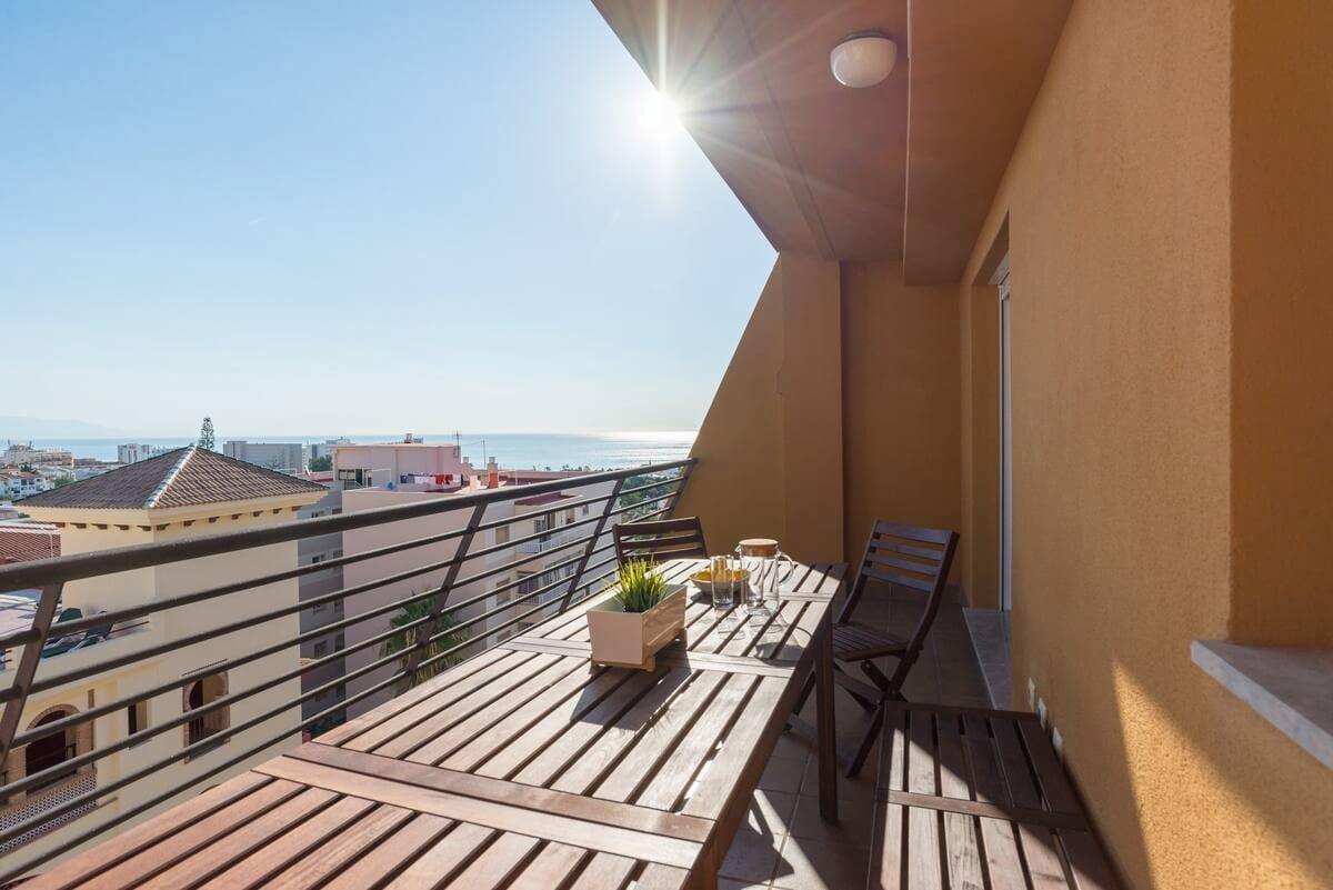 Praktfull duplex-penthouse med havutsikt og 3 terrasser til salgs i Benalmadena nær Puerto Marina