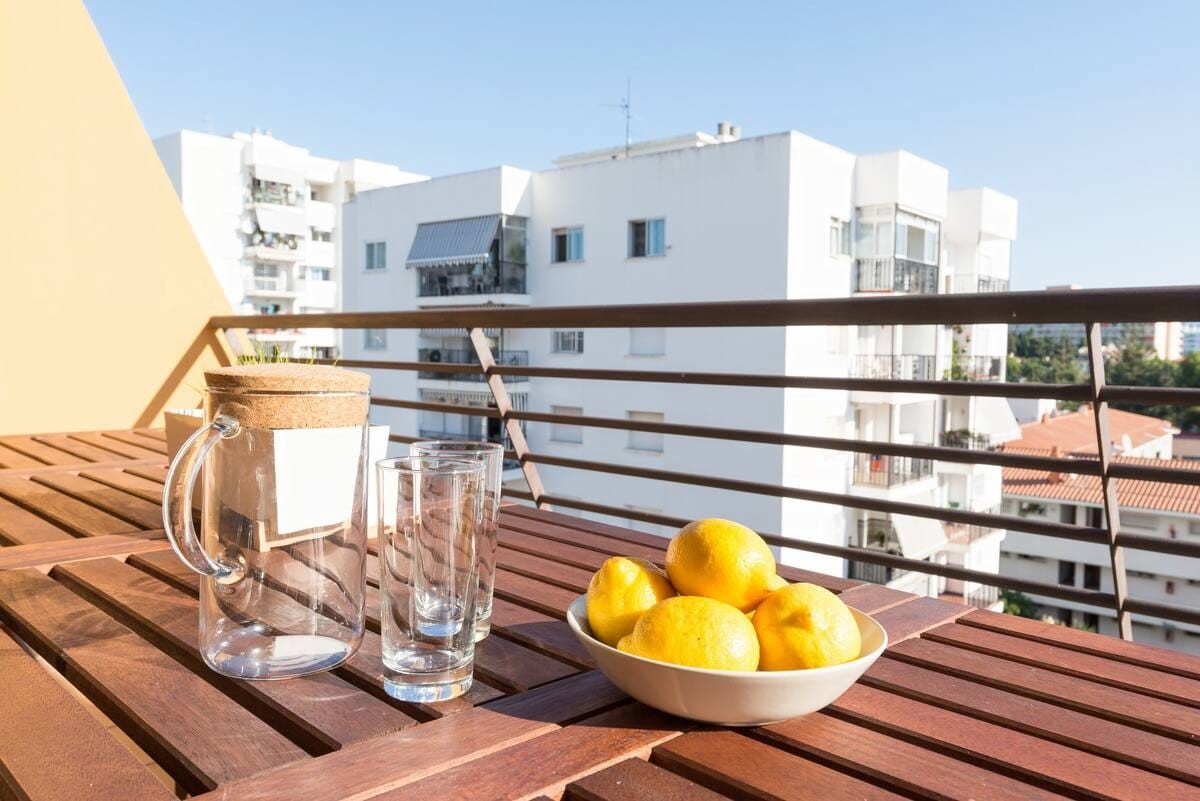 Praktfull duplex-penthouse med havutsikt og 3 terrasser til salgs i Benalmadena nær Puerto Marina