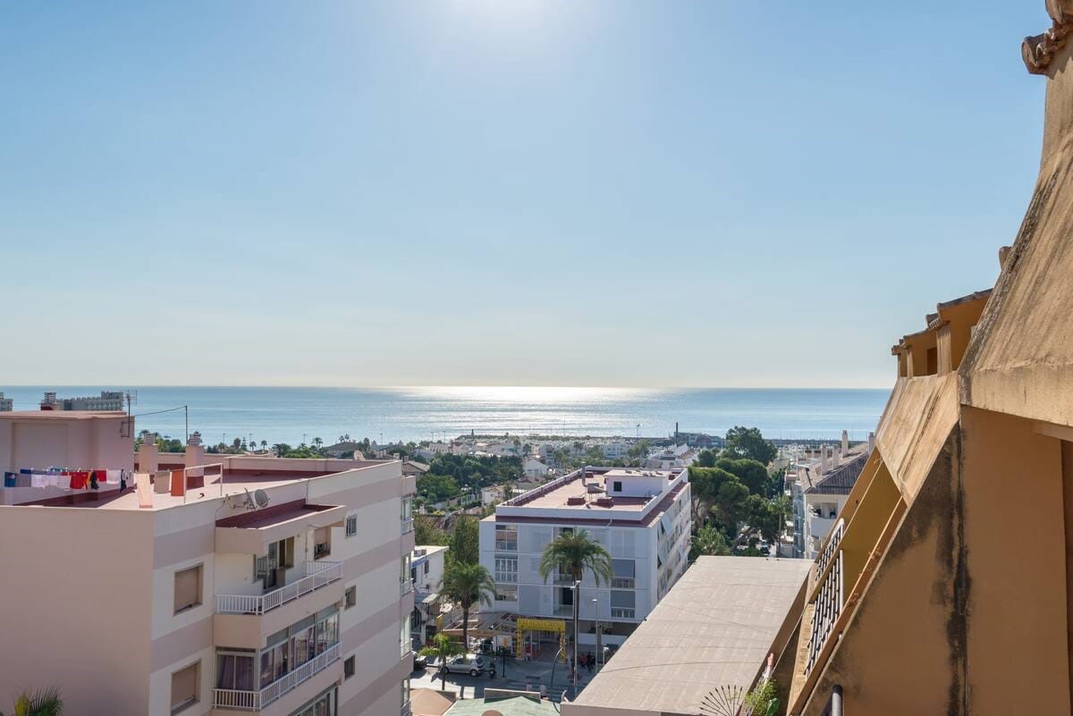Praktfull duplex-penthouse med havutsikt og 3 terrasser til salgs i Benalmadena nær Puerto Marina