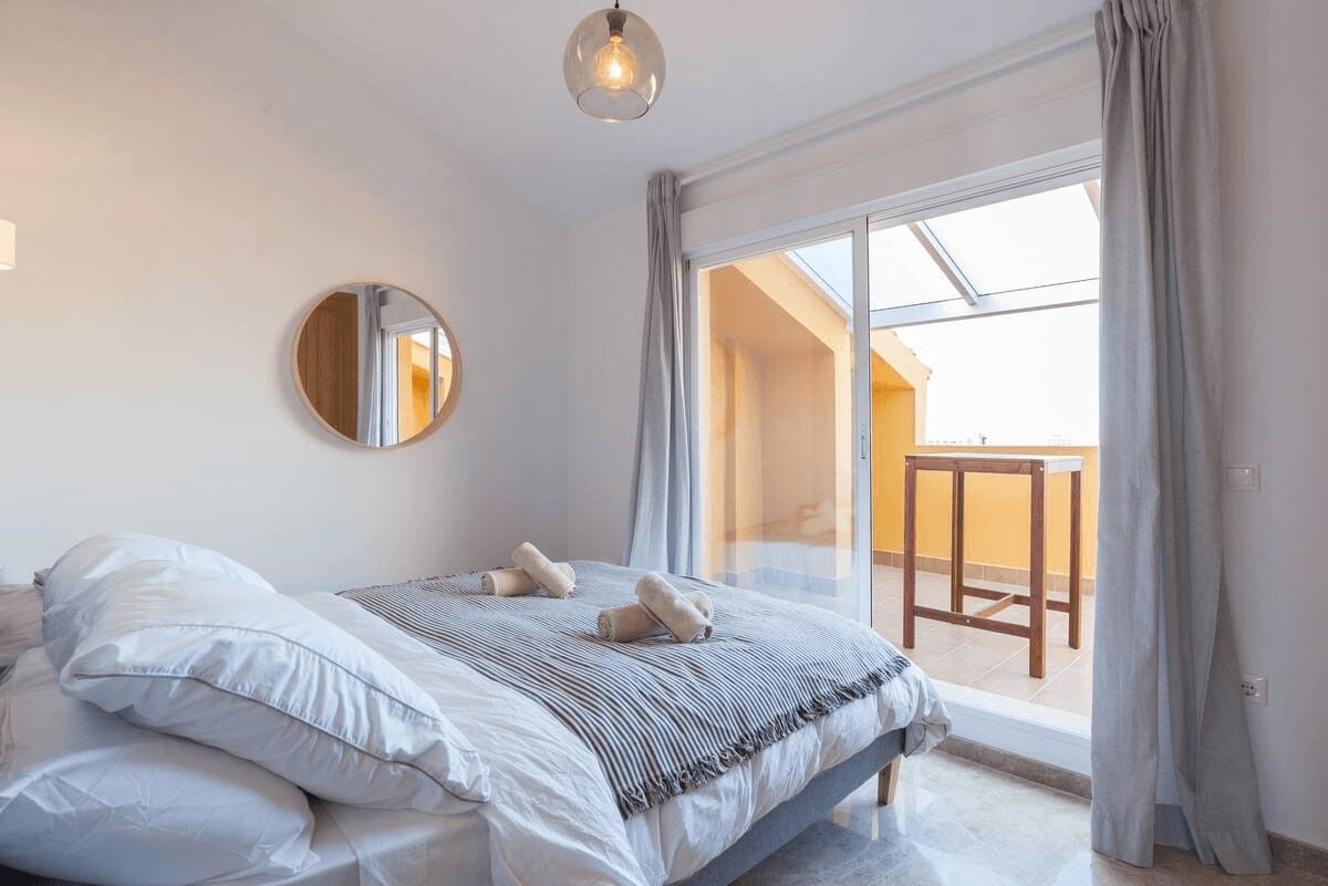 Praktfull duplex-penthouse med havutsikt og 3 terrasser til salgs i Benalmadena nær Puerto Marina