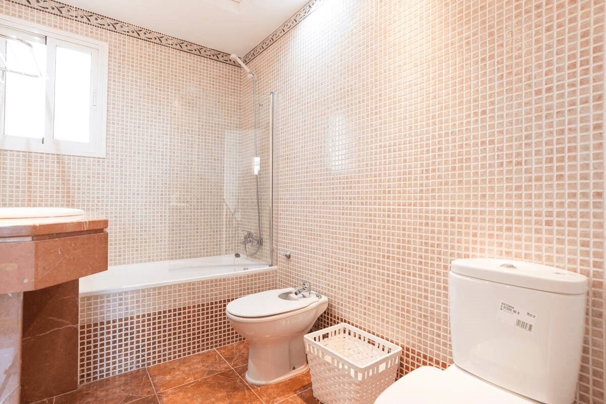 Praktfull duplex-penthouse med havutsikt og 3 terrasser til salgs i Benalmadena nær Puerto Marina