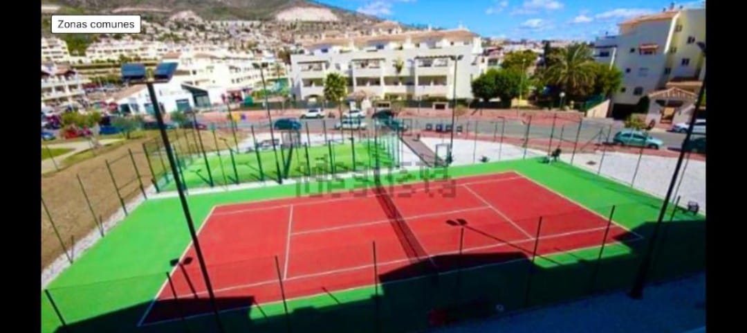 SE VENDE  BONITO APARTAMENTO DE ESQUINA CON VISTAS AL CAMPO DE GOLF  EN ZONA MONTERREY (BENALMADENA)