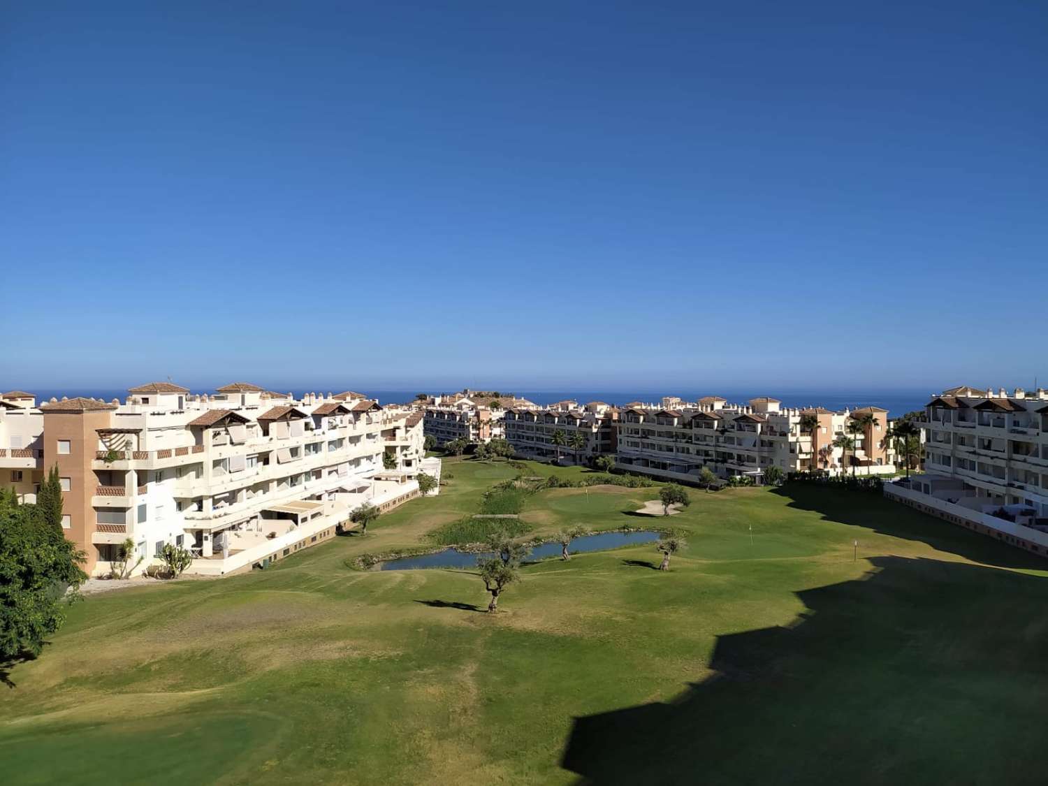 SE VENDE  BONITO APARTAMENTO DE ESQUINA CON VISTAS AL CAMPO DE GOLF  EN ZONA MONTERREY (BENALMADENA)