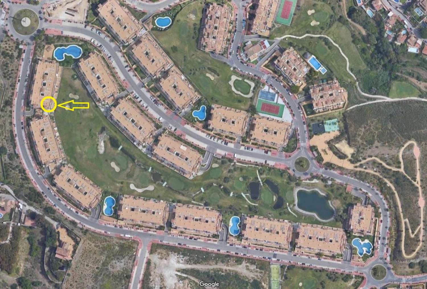 SE VENDE  BONITO APARTAMENTO DE ESQUINA CON VISTAS AL CAMPO DE GOLF  EN ZONA MONTERREY (BENALMADENA)