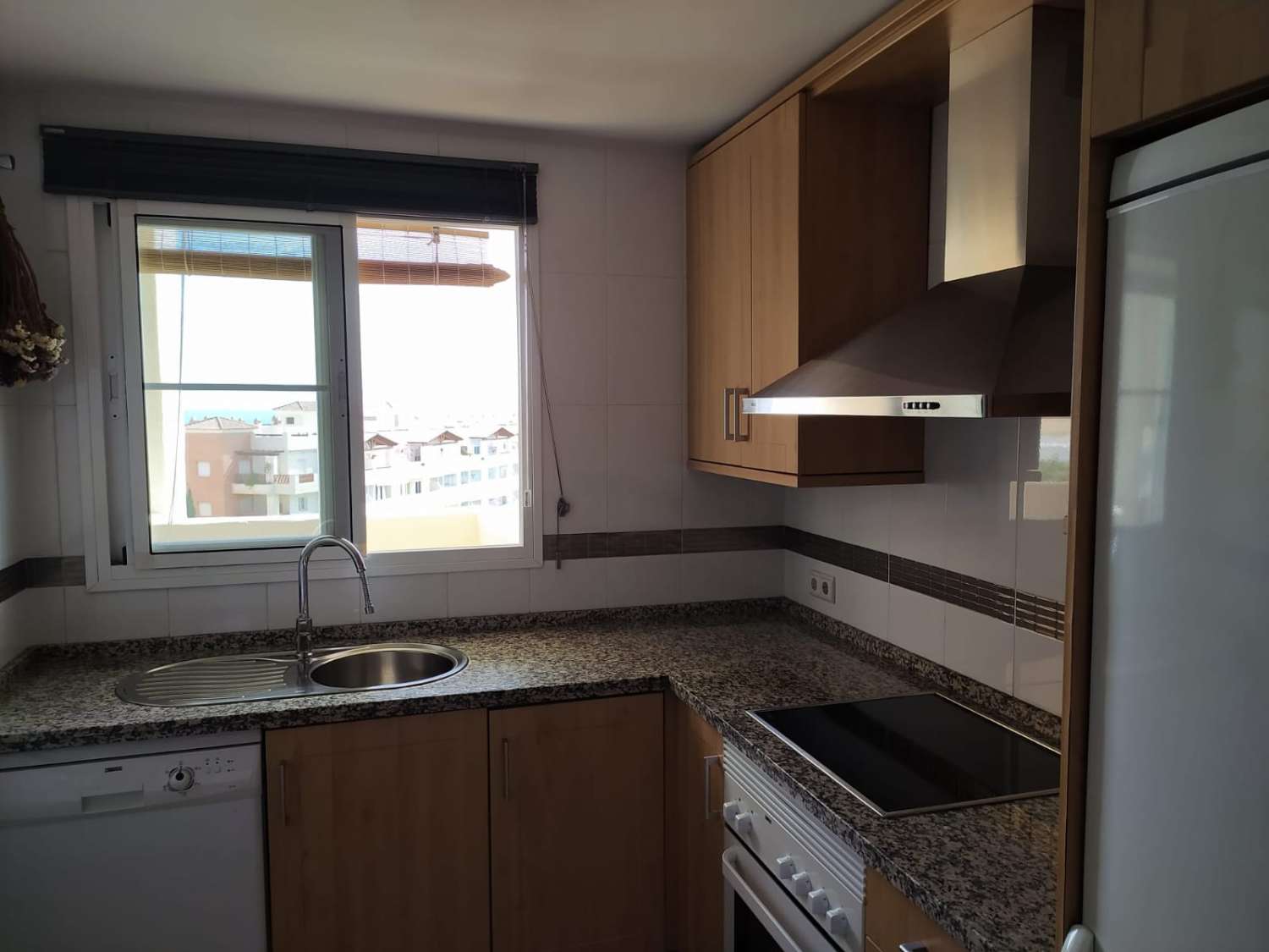 SE VENDE  BONITO APARTAMENTO DE ESQUINA CON VISTAS AL CAMPO DE GOLF  EN ZONA MONTERREY (BENALMADENA)
