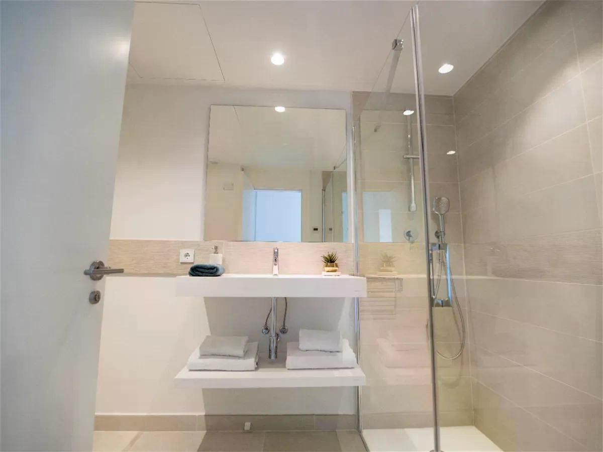 SE VENDE MAGNIFICO APARTAMENTO AMUEBLADO CON VISTAS PARCIALES AL MAR EN EL HIGUERON (FUENGIROLA)