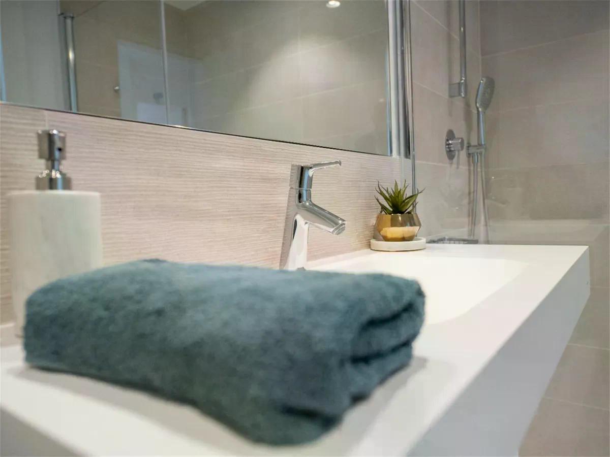 SE VENDE MAGNIFICO APARTAMENTO AMUEBLADO CON VISTAS PARCIALES AL MAR EN EL HIGUERON (FUENGIROLA)