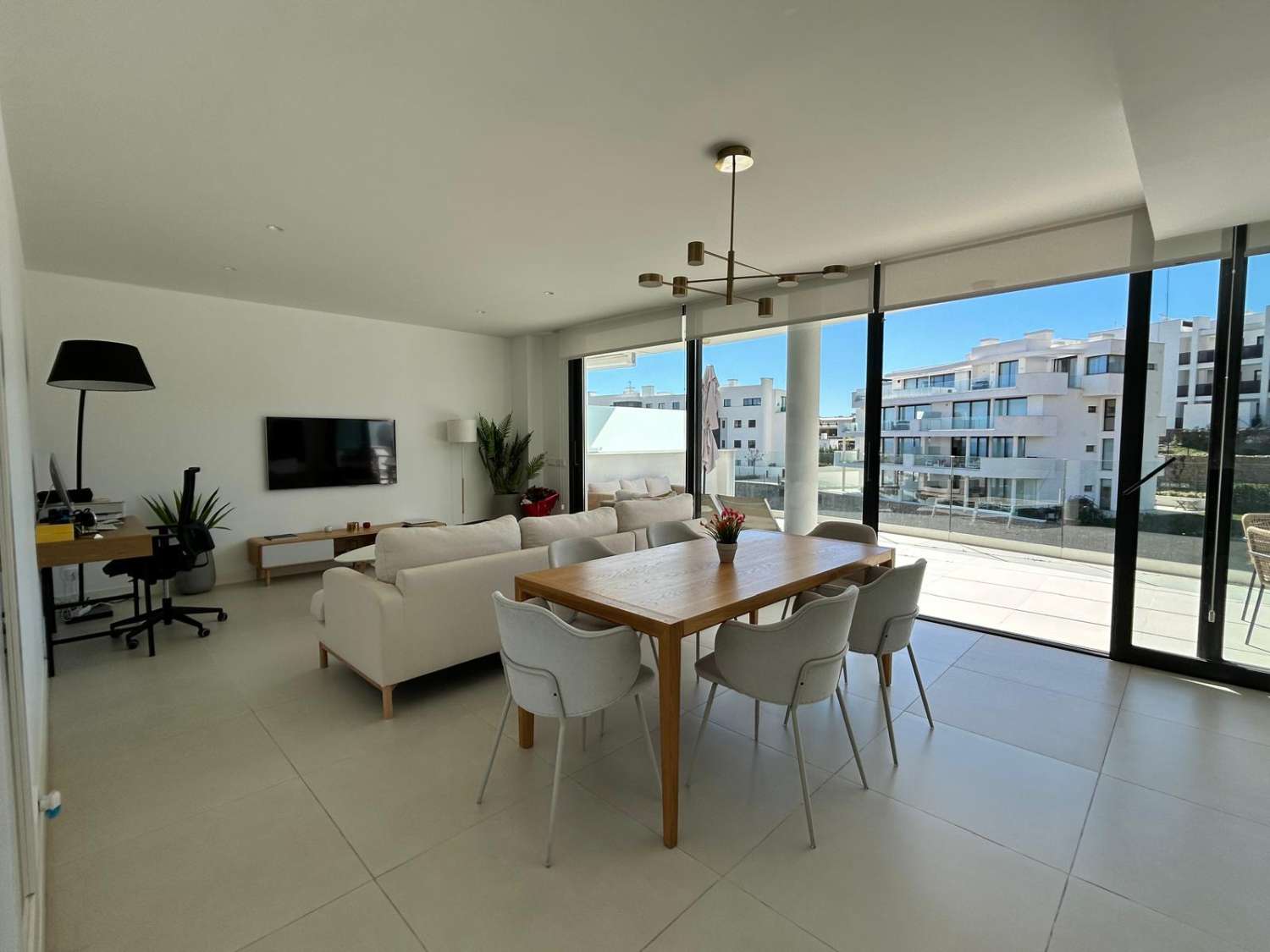 SE VENDE MAGNIFICO APARTAMENTO AMUEBLADO CON VISTAS PARCIALES AL MAR EN EL HIGUERON (FUENGIROLA)