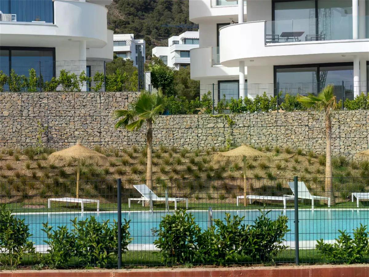 SE VENDE MAGNIFICO APARTAMENTO AMUEBLADO CON VISTAS PARCIALES AL MAR EN EL HIGUERON (FUENGIROLA)