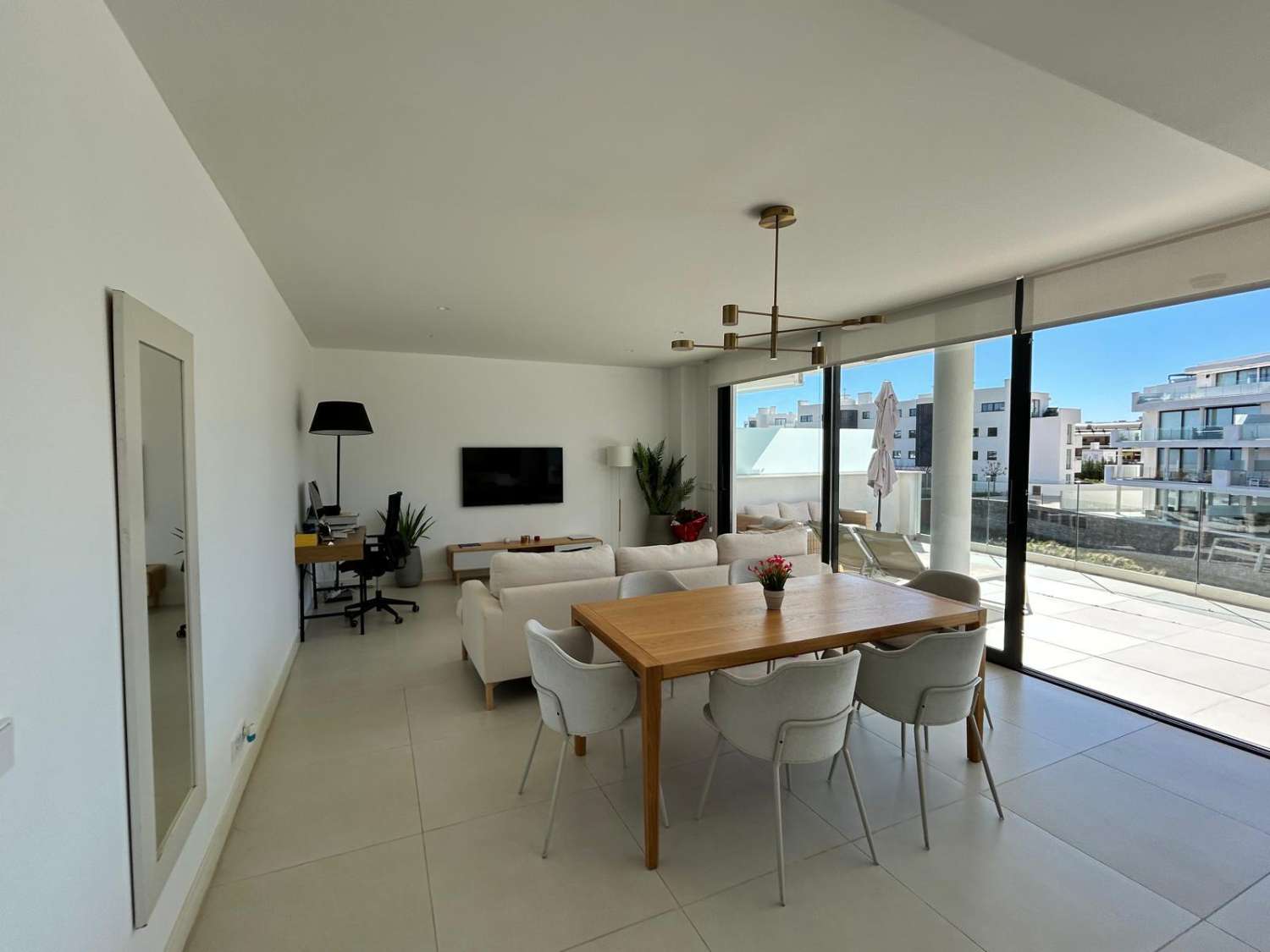 SE VENDE MAGNIFICO APARTAMENTO AMUEBLADO CON VISTAS PARCIALES AL MAR EN EL HIGUERON (FUENGIROLA)