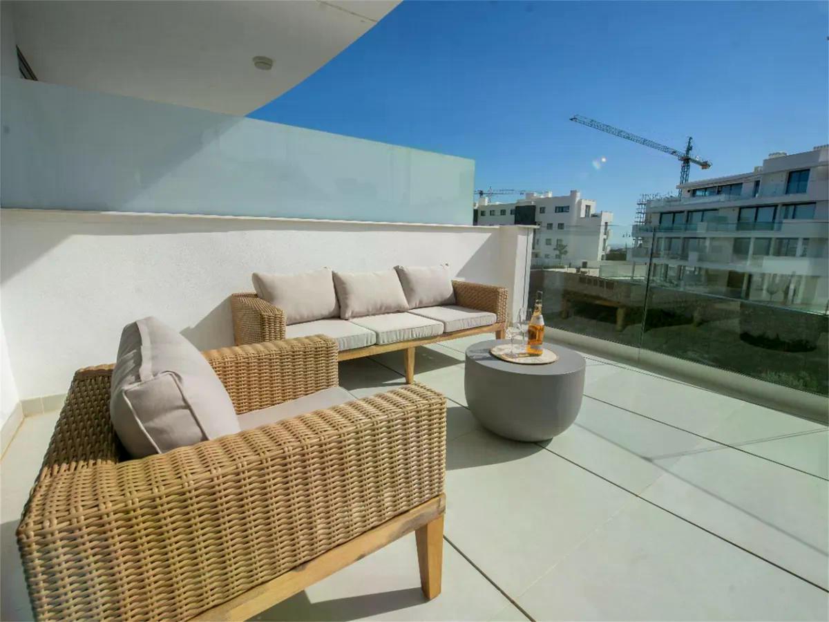 SE VENDE MAGNIFICO APARTAMENTO AMUEBLADO CON VISTAS PARCIALES AL MAR EN EL HIGUERON (FUENGIROLA)