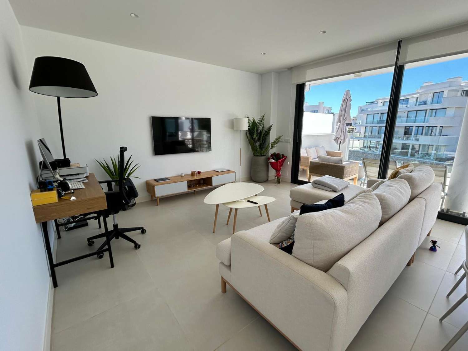 SE VENDE MAGNIFICO APARTAMENTO AMUEBLADO CON VISTAS PARCIALES AL MAR EN EL HIGUERON (FUENGIROLA)