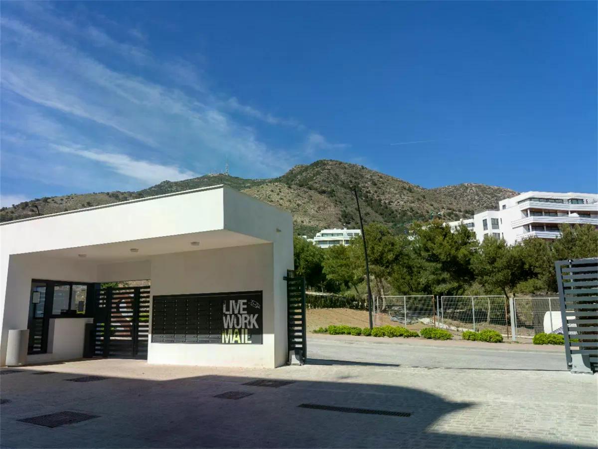 SE VENDE MAGNIFICO APARTAMENTO AMUEBLADO CON VISTAS PARCIALES AL MAR EN EL HIGUERON (FUENGIROLA)