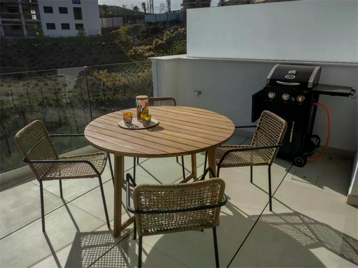 SE VENDE MAGNIFICO APARTAMENTO AMUEBLADO CON VISTAS PARCIALES AL MAR EN EL HIGUERON (FUENGIROLA)