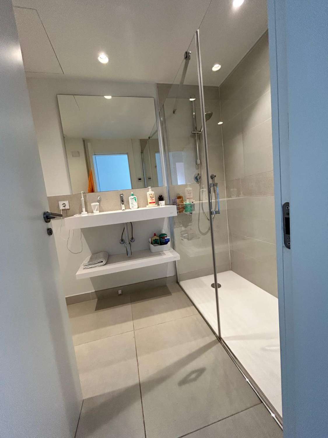 SE VENDE MAGNIFICO APARTAMENTO AMUEBLADO CON VISTAS PARCIALES AL MAR EN EL HIGUERON (FUENGIROLA)