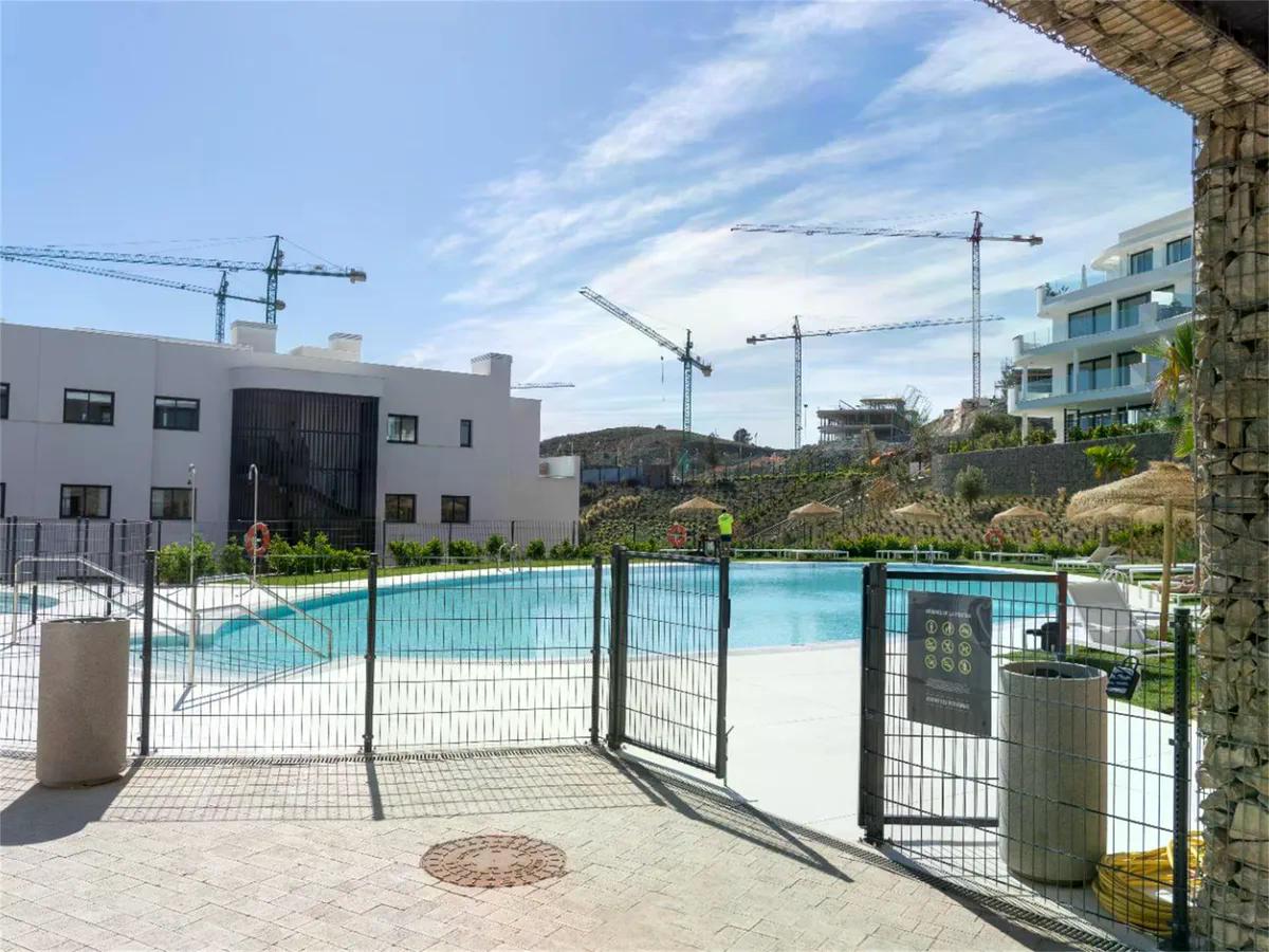 SE VENDE MAGNIFICO APARTAMENTO AMUEBLADO CON VISTAS PARCIALES AL MAR EN EL HIGUERON (FUENGIROLA)