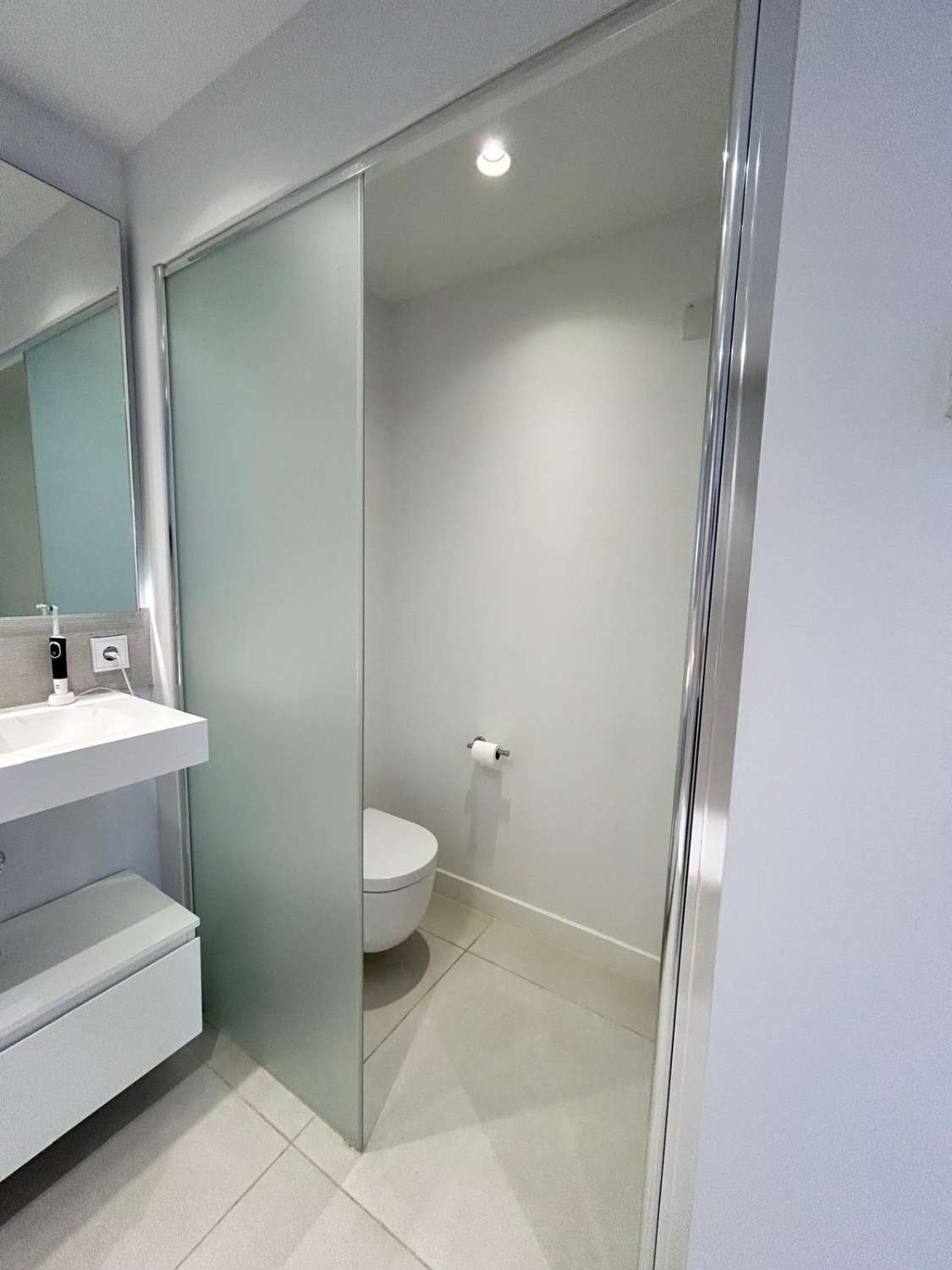 SE VENDE MAGNIFICO APARTAMENTO AMUEBLADO CON VISTAS PARCIALES AL MAR EN EL HIGUERON (FUENGIROLA)