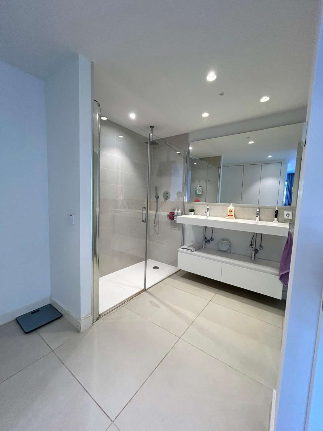 SE VENDE MAGNIFICO APARTAMENTO AMUEBLADO CON VISTAS PARCIALES AL MAR EN EL HIGUERON (FUENGIROLA)