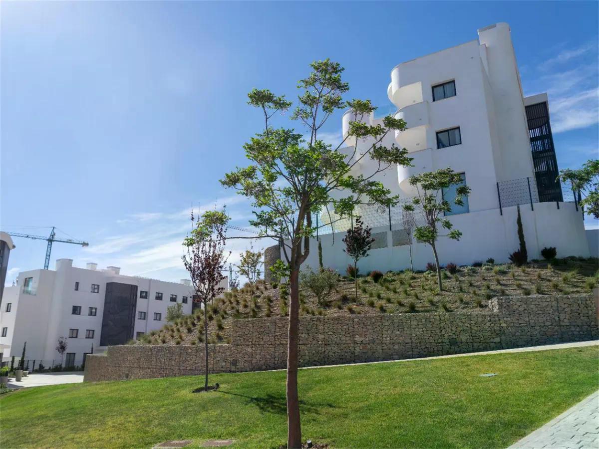 SE VENDE MAGNIFICO APARTAMENTO AMUEBLADO CON VISTAS PARCIALES AL MAR EN EL HIGUERON (FUENGIROLA)