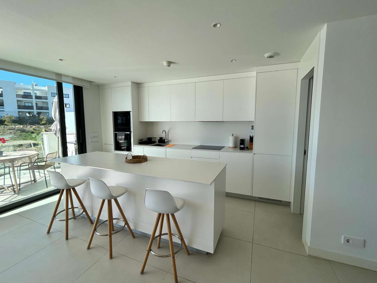 SE VENDE MAGNIFICO APARTAMENTO AMUEBLADO CON VISTAS PARCIALES AL MAR EN EL HIGUERON (FUENGIROLA)