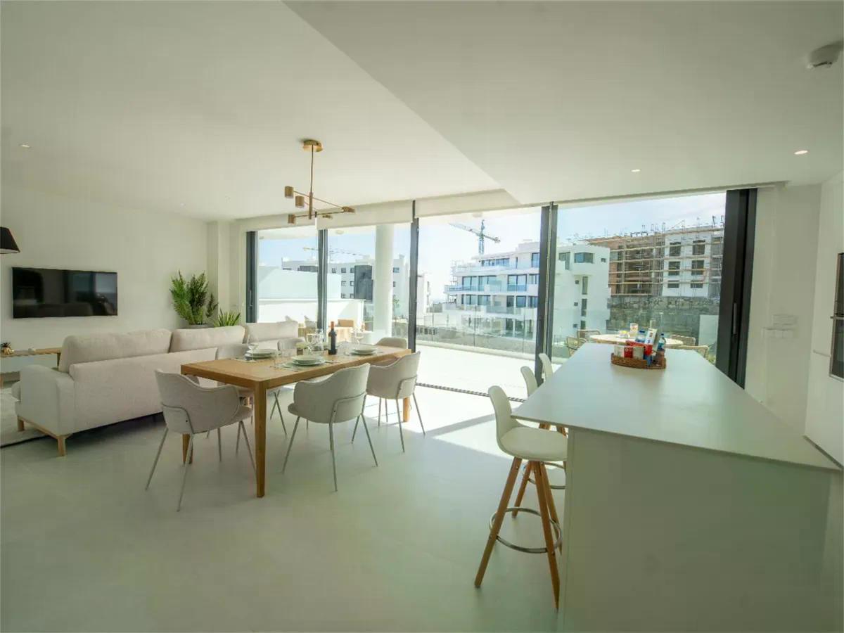 SE VENDE MAGNIFICO APARTAMENTO AMUEBLADO CON VISTAS PARCIALES AL MAR EN EL HIGUERON (FUENGIROLA)