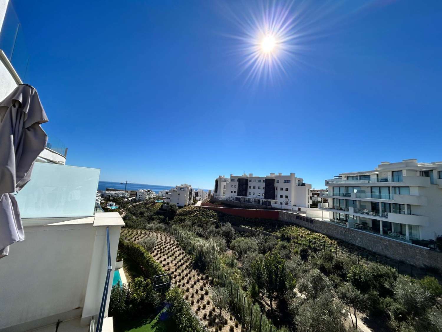 SE VENDE MAGNIFICO APARTAMENTO AMUEBLADO CON VISTAS PARCIALES AL MAR EN EL HIGUERON (FUENGIROLA)