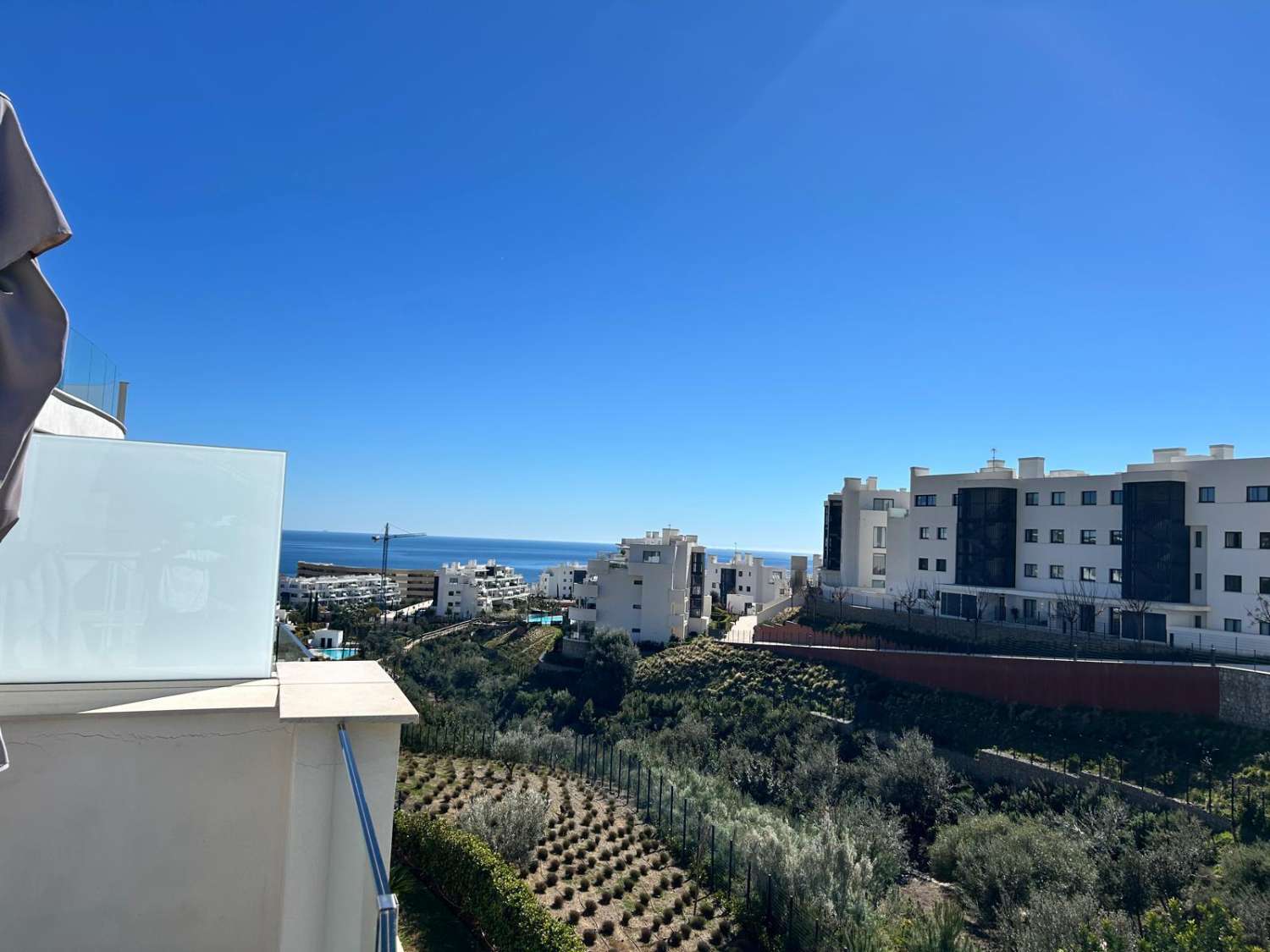 SE VENDE MAGNIFICO APARTAMENTO AMUEBLADO CON VISTAS PARCIALES AL MAR EN EL HIGUERON (FUENGIROLA)