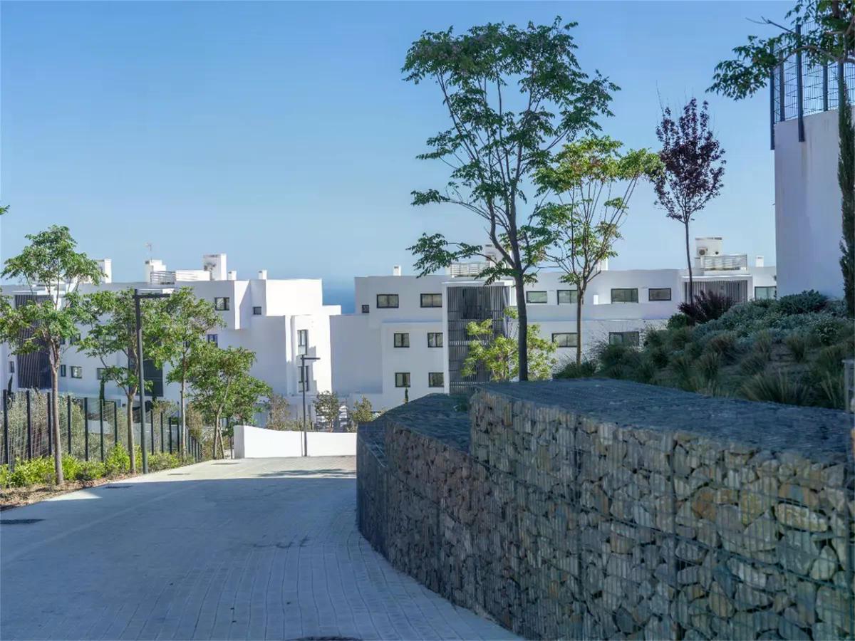 SE VENDE MAGNIFICO APARTAMENTO AMUEBLADO CON VISTAS PARCIALES AL MAR EN EL HIGUERON (FUENGIROLA)