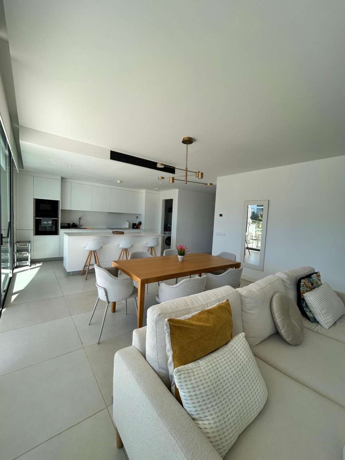 SE VENDE MAGNIFICO APARTAMENTO AMUEBLADO CON VISTAS PARCIALES AL MAR EN EL HIGUERON (FUENGIROLA)