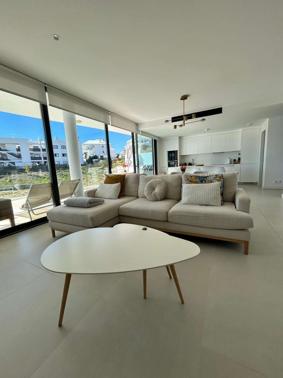 SE VENDE MAGNIFICO APARTAMENTO AMUEBLADO CON VISTAS PARCIALES AL MAR EN EL HIGUERON (FUENGIROLA)