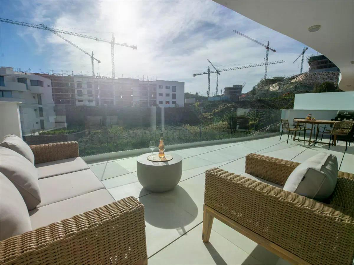 SE VENDE MAGNIFICO APARTAMENTO AMUEBLADO CON VISTAS PARCIALES AL MAR EN EL HIGUERON (FUENGIROLA)