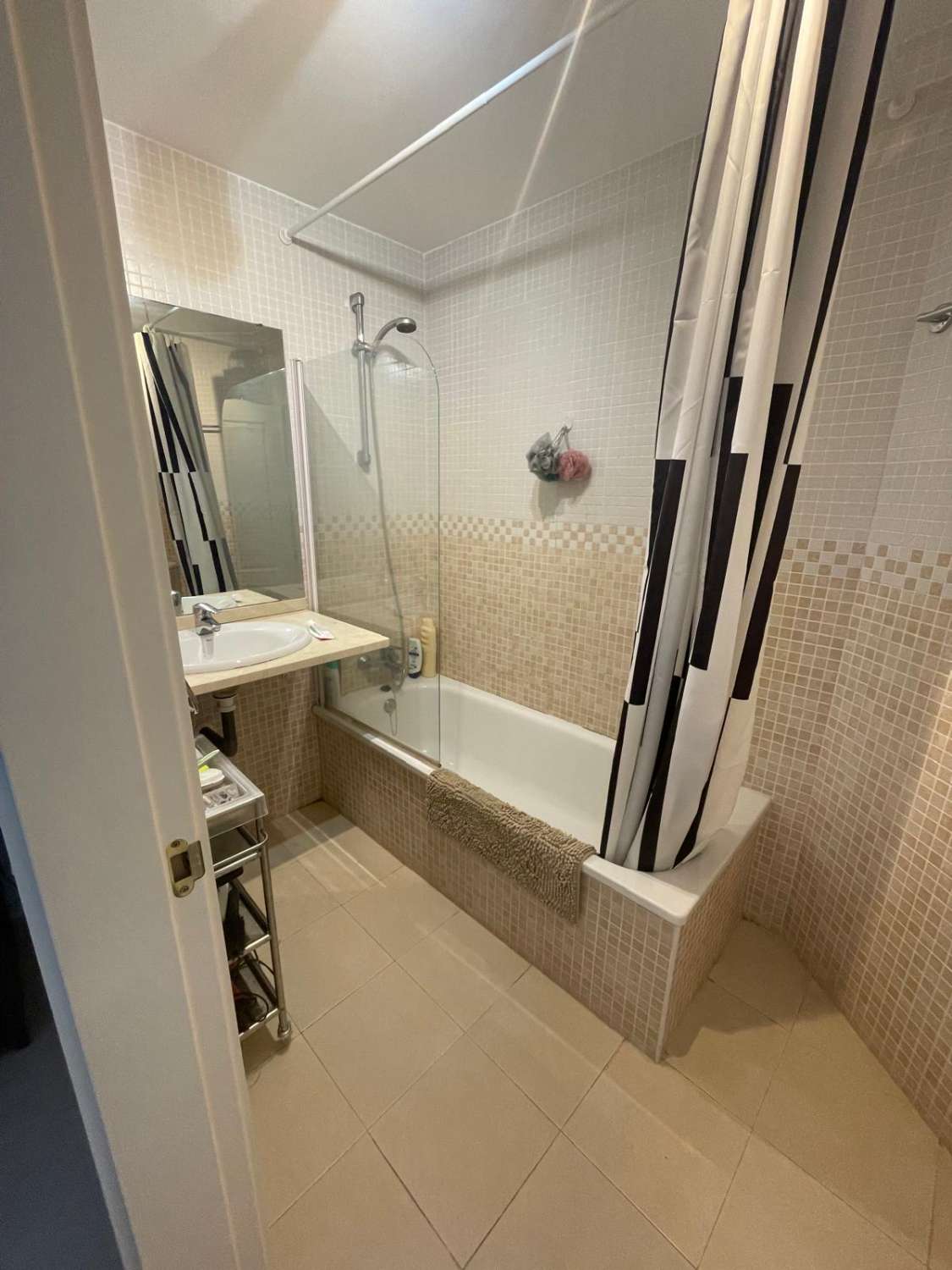 SE ALQUILA DESDE 23 DE JUNIO  2026 A 12 DE SEPTIEMBRE 2026 MAGNIFICO APARTAMENTO CON VISTAS AL MAR EN TORRQUEBRADA ( BENALMADENA)