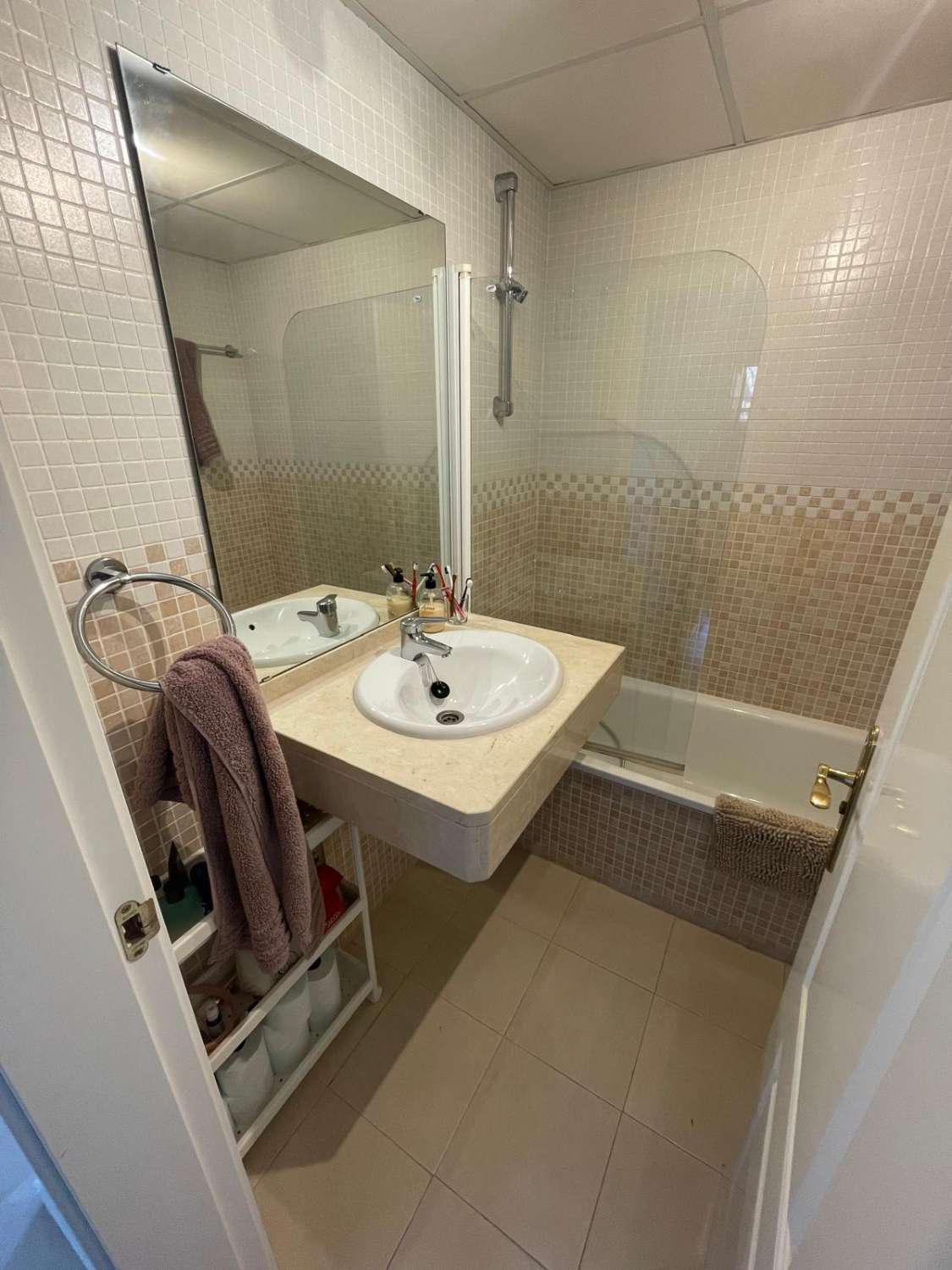 SE ALQUILA DESDE 23 DE JUNIO  2026 A 12 DE SEPTIEMBRE 2026 MAGNIFICO APARTAMENTO CON VISTAS AL MAR EN TORRQUEBRADA ( BENALMADENA)