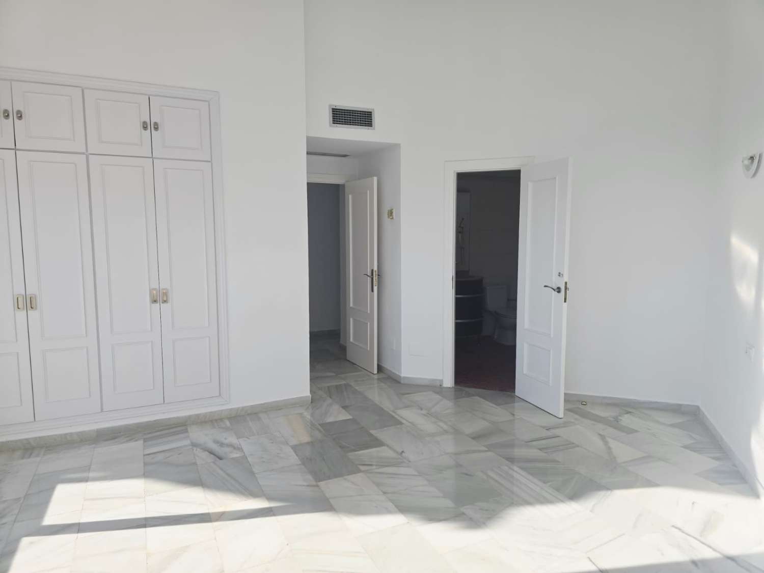 PRÄCHTIGE DOPPELHAUSHÄLFTE MIT MEER- UND BERGBLICK ZUM VERKAUF IN BENALMADENA