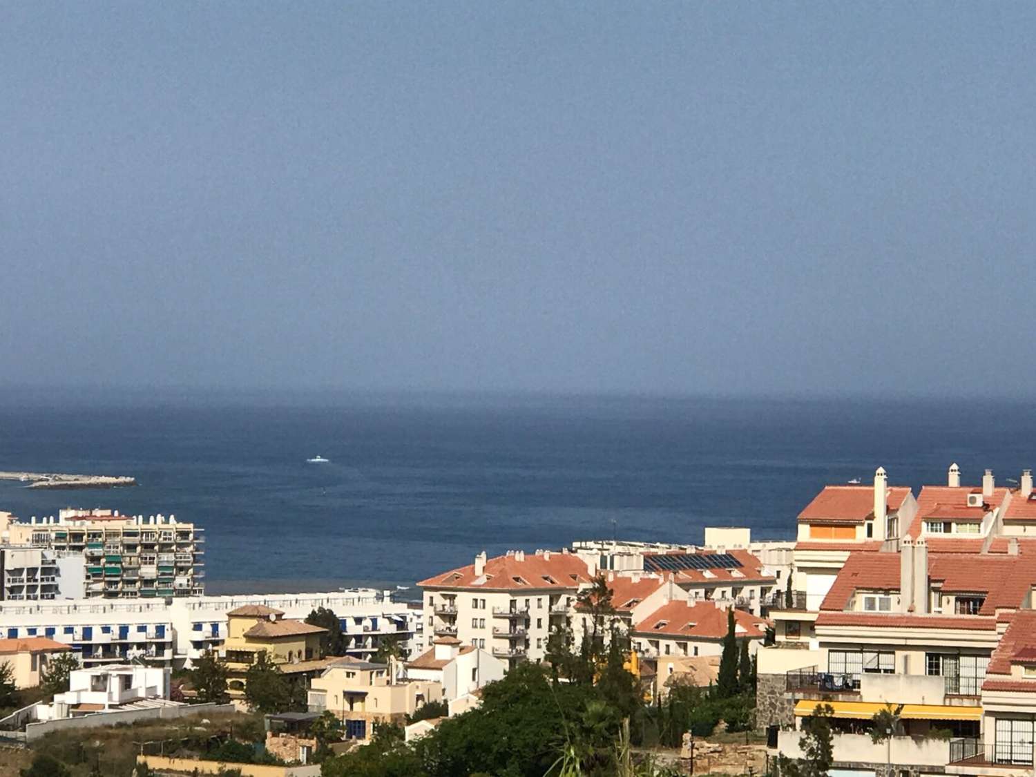 PRÄCHTIGE DOPPELHAUSHÄLFTE MIT MEER- UND BERGBLICK ZUM VERKAUF IN BENALMADENA