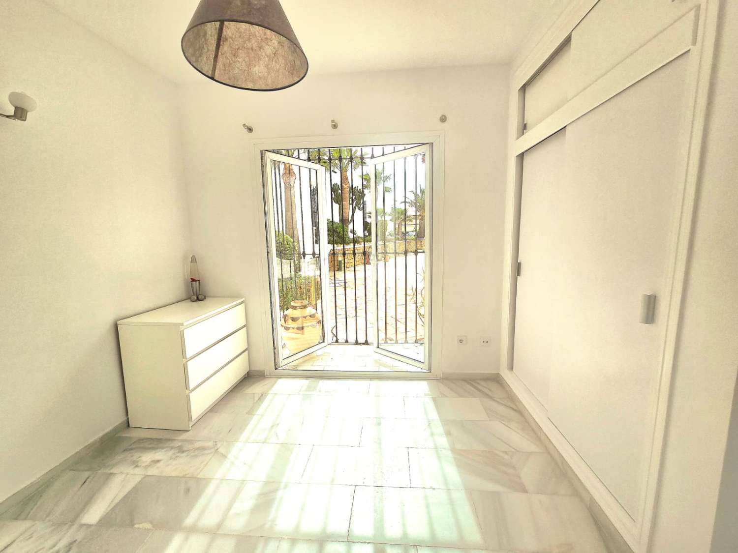 PRÄCHTIGE DOPPELHAUSHÄLFTE MIT MEER- UND BERGBLICK ZUM VERKAUF IN BENALMADENA