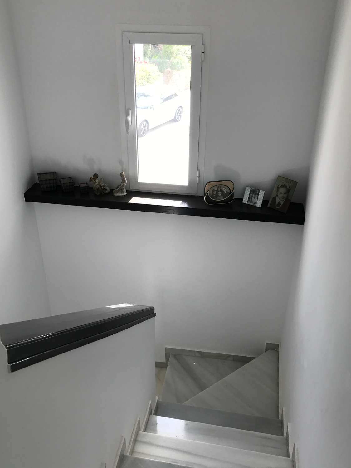 PRÄCHTIGE DOPPELHAUSHÄLFTE MIT MEER- UND BERGBLICK ZUM VERKAUF IN BENALMADENA