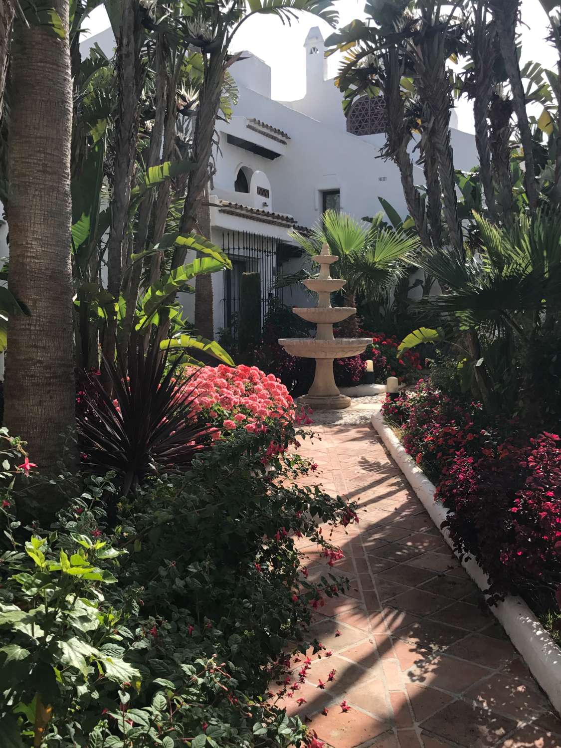 PRÄCHTIGE DOPPELHAUSHÄLFTE MIT MEER- UND BERGBLICK ZUM VERKAUF IN BENALMADENA