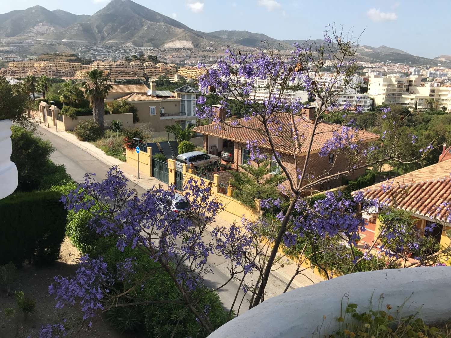 PRÄCHTIGE DOPPELHAUSHÄLFTE MIT MEER- UND BERGBLICK ZUM VERKAUF IN BENALMADENA