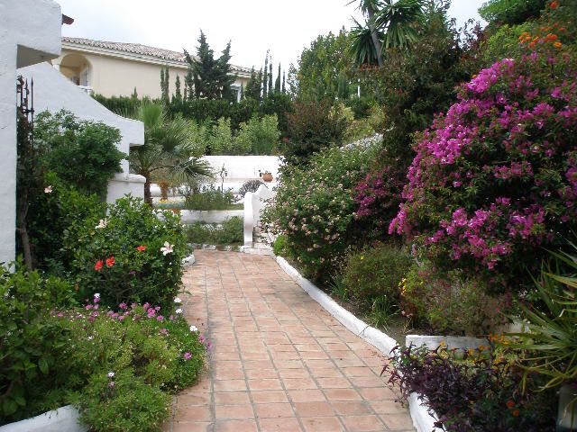PRÄCHTIGE DOPPELHAUSHÄLFTE MIT MEER- UND BERGBLICK ZUM VERKAUF IN BENALMADENA