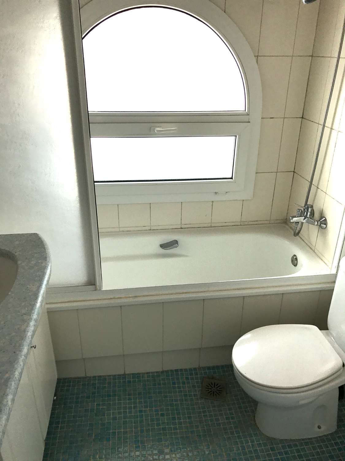 PRÄCHTIGE DOPPELHAUSHÄLFTE MIT MEER- UND BERGBLICK ZUM VERKAUF IN BENALMADENA