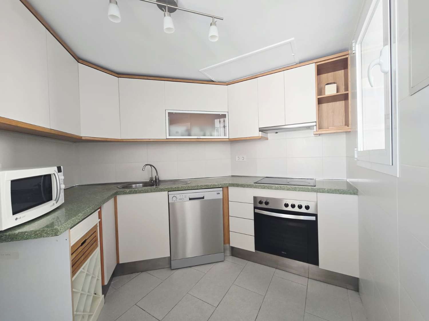 PRÄCHTIGE DOPPELHAUSHÄLFTE MIT MEER- UND BERGBLICK ZUM VERKAUF IN BENALMADENA