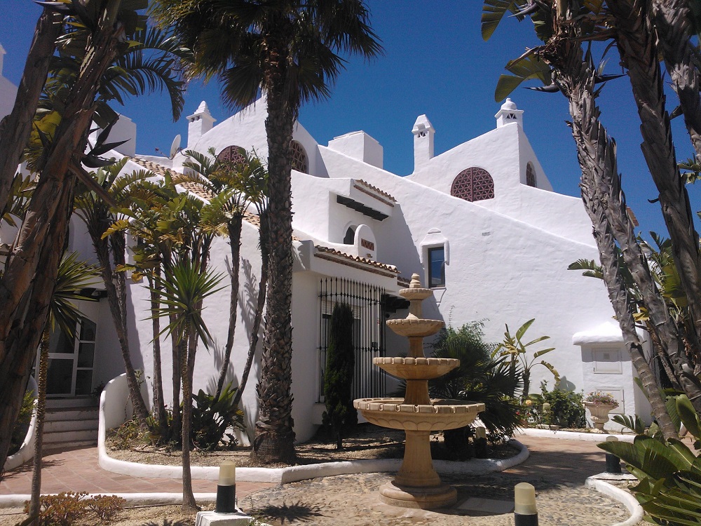 PRÄCHTIGE DOPPELHAUSHÄLFTE MIT MEER- UND BERGBLICK ZUM VERKAUF IN BENALMADENA
