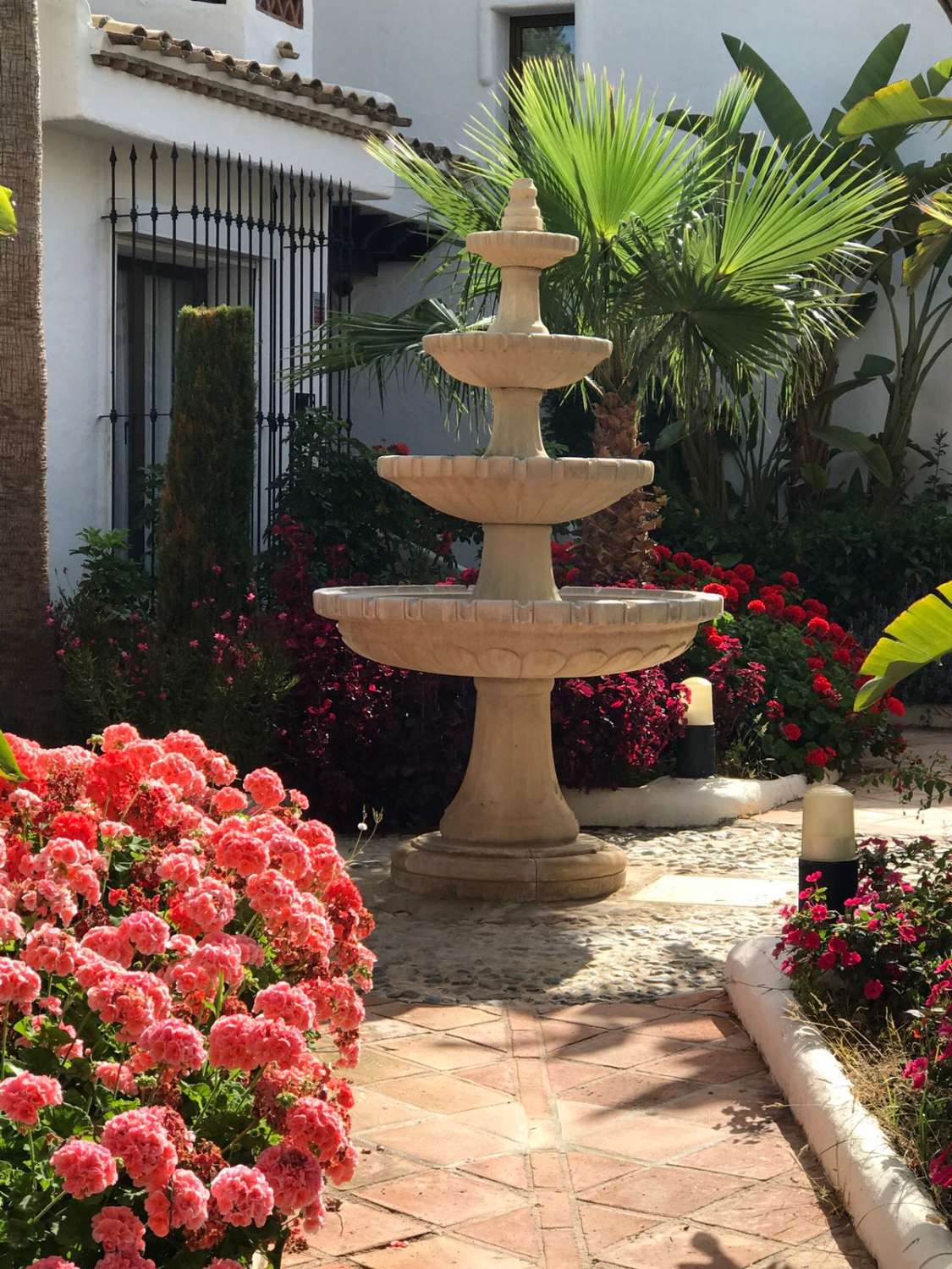 PRÄCHTIGE DOPPELHAUSHÄLFTE MIT MEER- UND BERGBLICK ZUM VERKAUF IN BENALMADENA